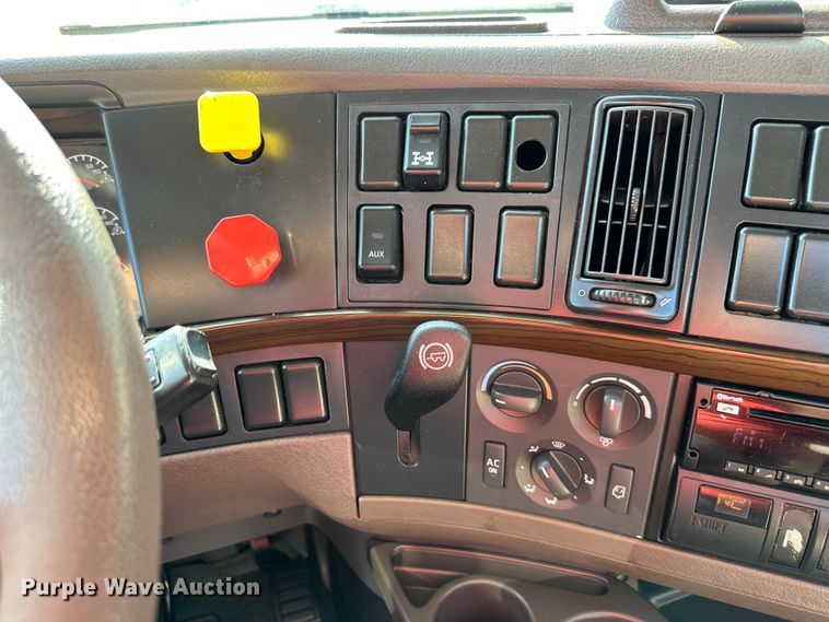 image for item EJ7086 2017 Volvo VN Series semi truck