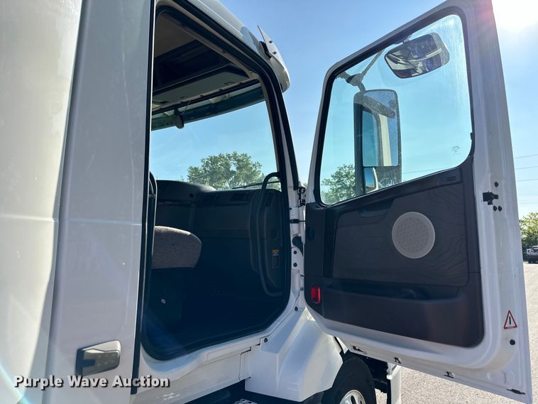 image for item EJ7086 2017 Volvo VN Series semi truck