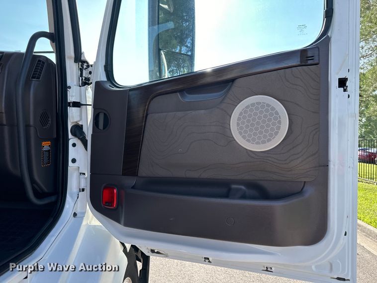 image for item EJ7086 2017 Volvo VN Series semi truck