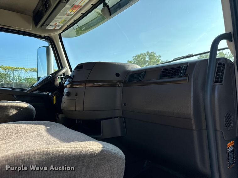 image for item EJ7086 2017 Volvo VN Series semi truck