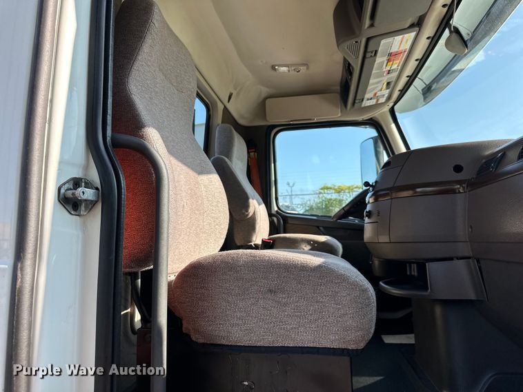 image for item EJ7086 2017 Volvo VN Series semi truck