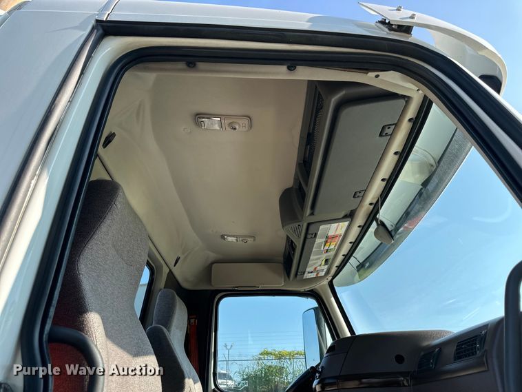 image for item EJ7086 2017 Volvo VN Series semi truck