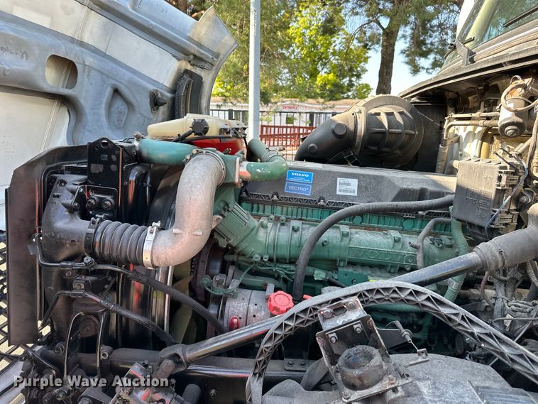 image for item EJ7086 2017 Volvo VN Series semi truck