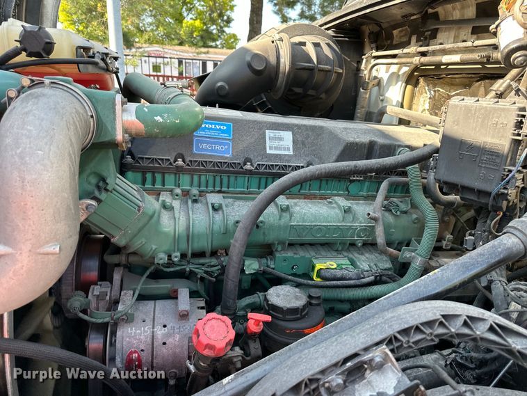 image for item EJ7086 2017 Volvo VN Series semi truck