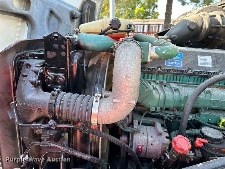 image for item EJ7086 2017 Volvo VN Series semi truck