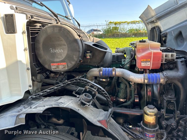 image for item EJ7086 2017 Volvo VN Series semi truck