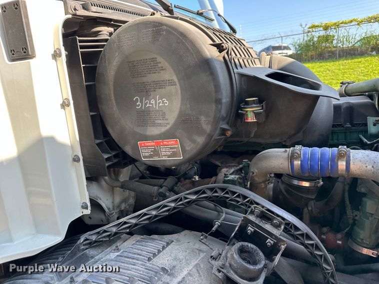 image for item EJ7086 2017 Volvo VN Series semi truck