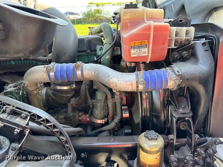 image for item EJ7086 2017 Volvo VN Series semi truck