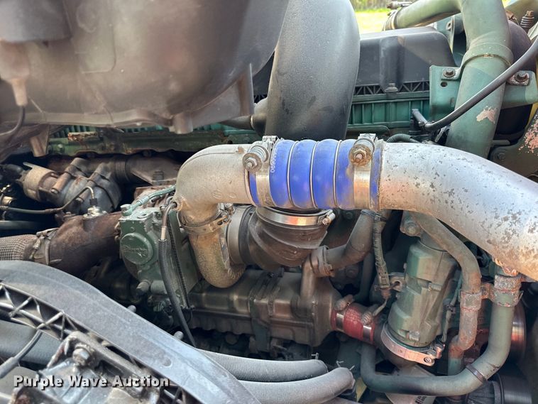 image for item EJ7086 2017 Volvo VN Series semi truck