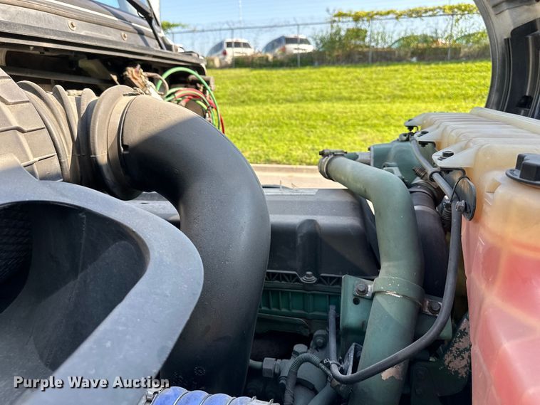 image for item EJ7086 2017 Volvo VN Series semi truck