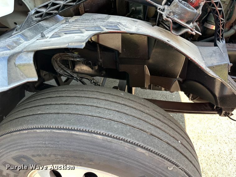 image for item EJ7086 2017 Volvo VN Series semi truck