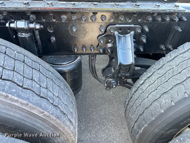 image for item EJ7086 2017 Volvo VN Series semi truck