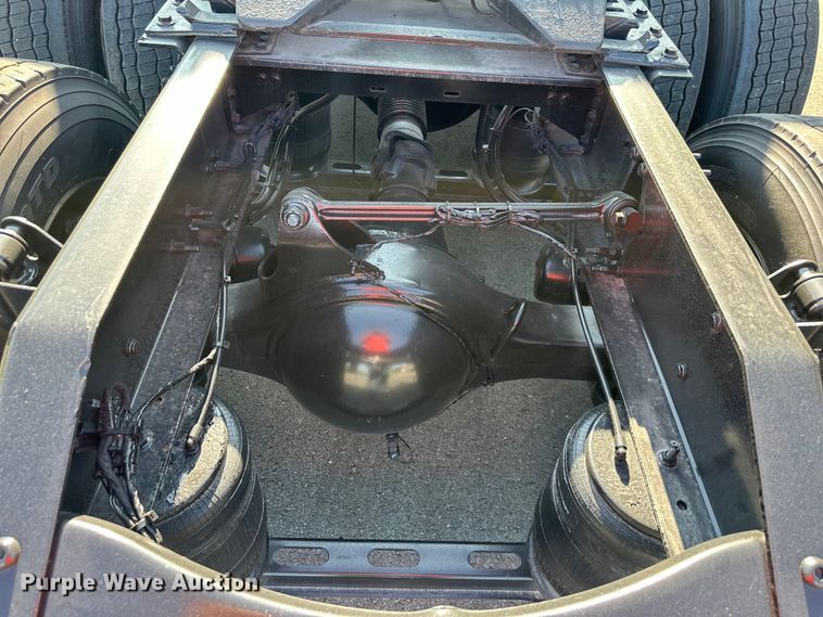 image for item EJ7086 2017 Volvo VN Series semi truck