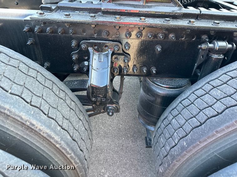 image for item EJ7086 2017 Volvo VN Series semi truck