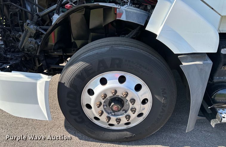 image for item EJ7086 2017 Volvo VN Series semi truck