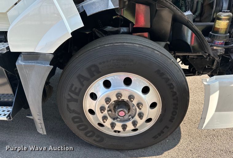 image for item EJ7086 2017 Volvo VN Series semi truck