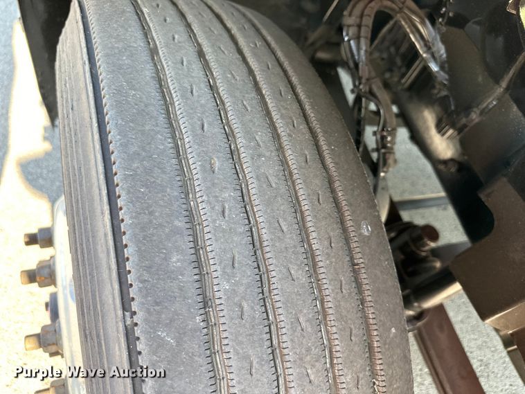 image for item EJ7086 2017 Volvo VN Series semi truck