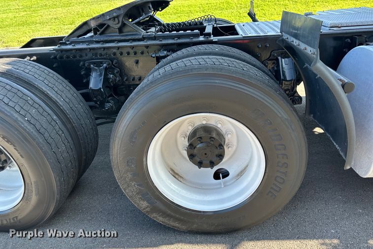 image for item EJ7086 2017 Volvo VN Series semi truck