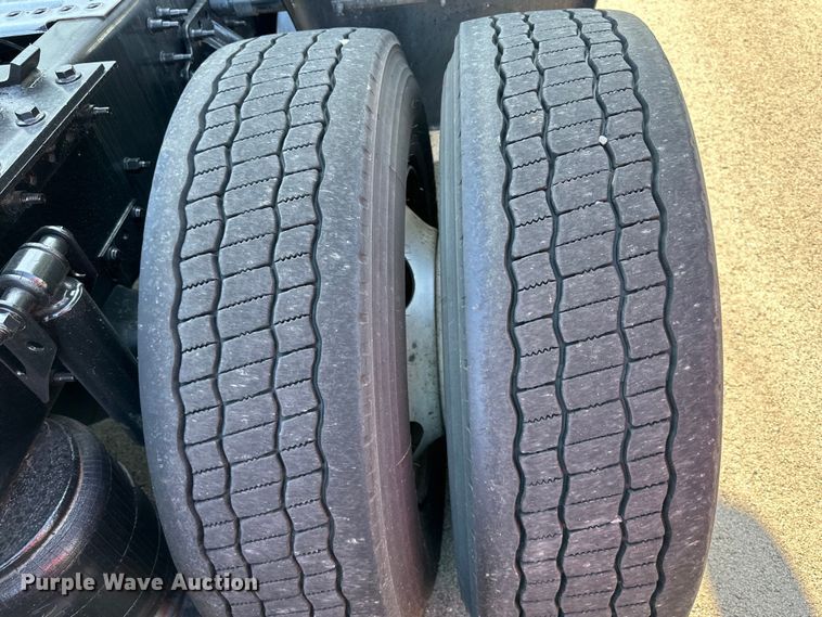 image for item EJ7086 2017 Volvo VN Series semi truck