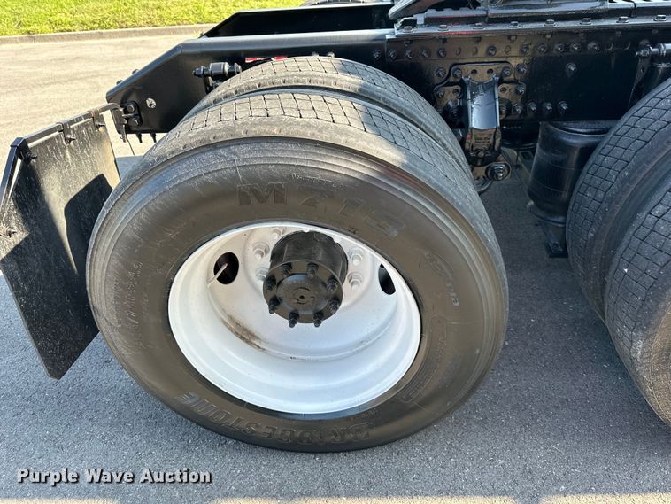 image for item EJ7086 2017 Volvo VN Series semi truck