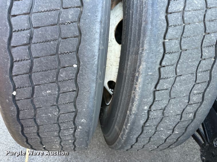 image for item EJ7086 2017 Volvo VN Series semi truck