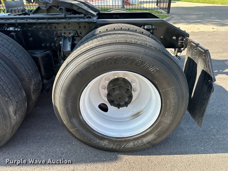 image for item EJ7086 2017 Volvo VN Series semi truck