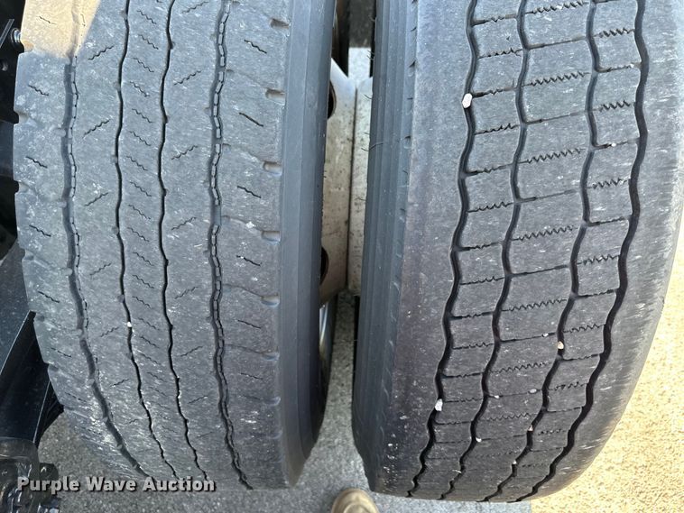 image for item EJ7086 2017 Volvo VN Series semi truck