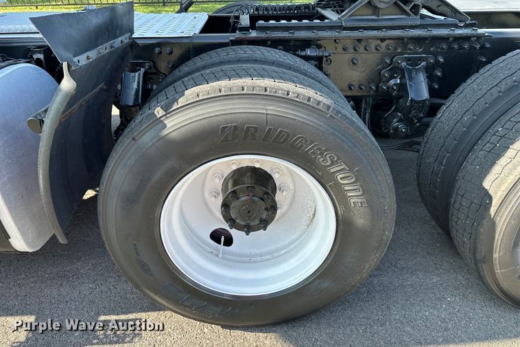 image for item EJ7086 2017 Volvo VN Series semi truck