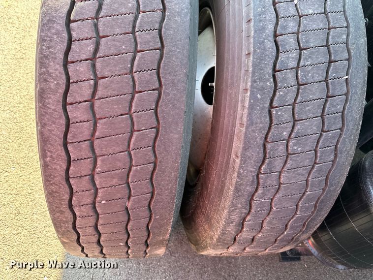 image for item EJ7086 2017 Volvo VN Series semi truck