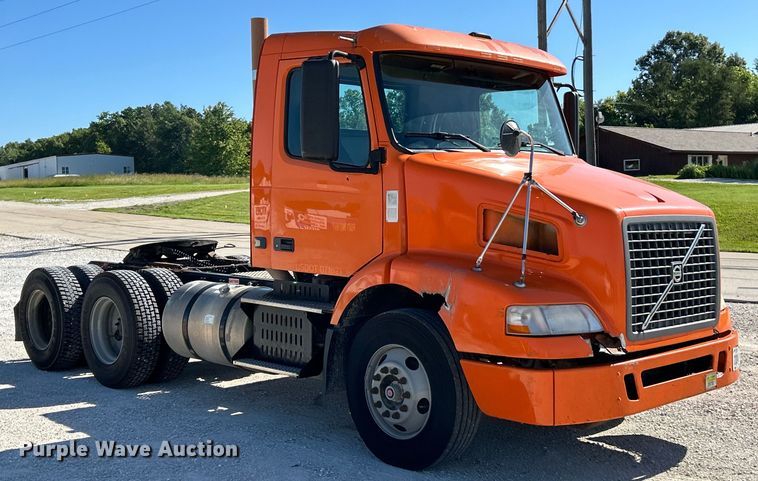 image for item EK4775 2009 Volvo VNM semi truck