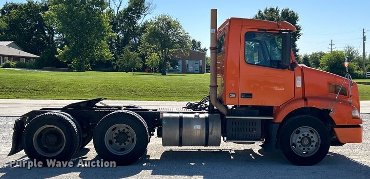 image for item EK4775 2009 Volvo VNM semi truck