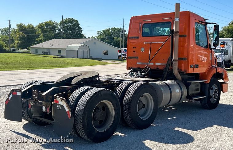 image for item EK4775 2009 Volvo VNM semi truck
