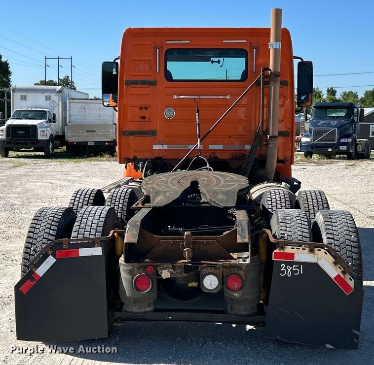image for item EK4775 2009 Volvo VNM semi truck