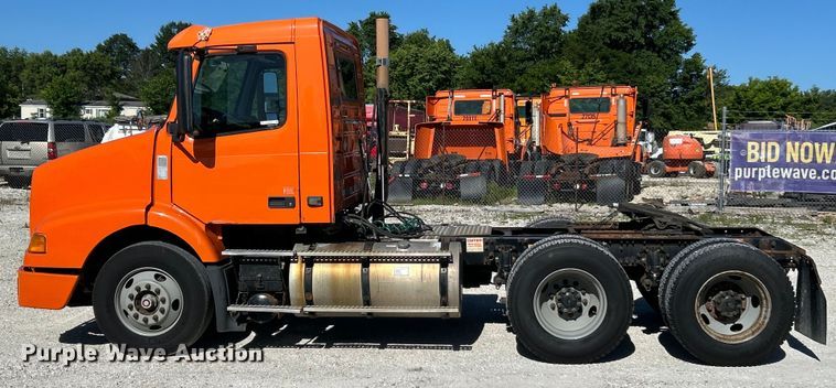 image for item EK4775 2009 Volvo VNM semi truck