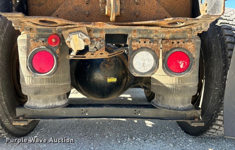 image for item EK4775 2009 Volvo VNM semi truck