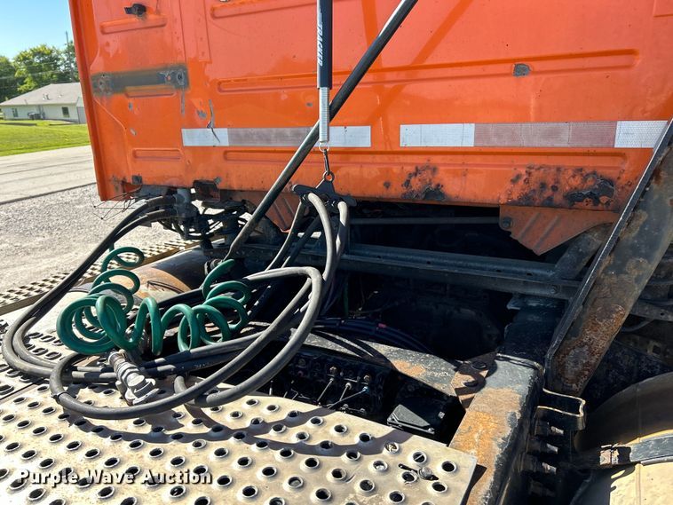 image for item EK4775 2009 Volvo VNM semi truck