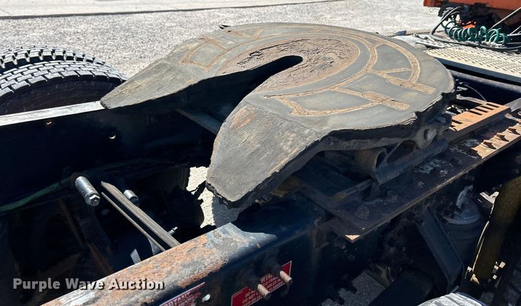 image for item EK4775 2009 Volvo VNM semi truck