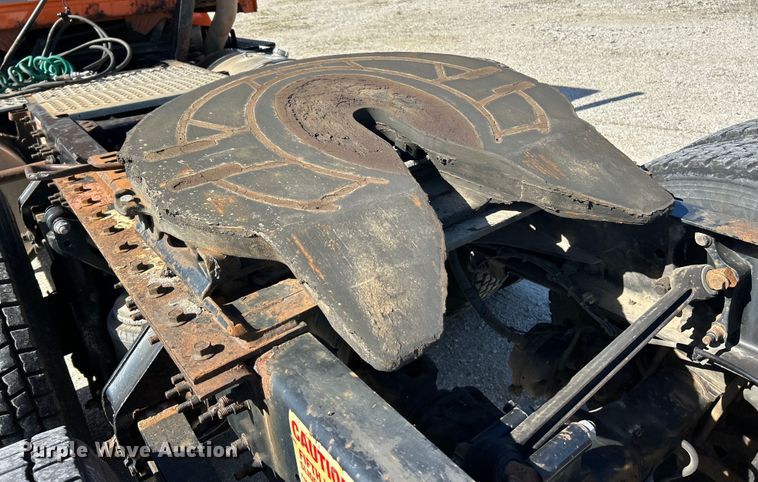 image for item EK4775 2009 Volvo VNM semi truck