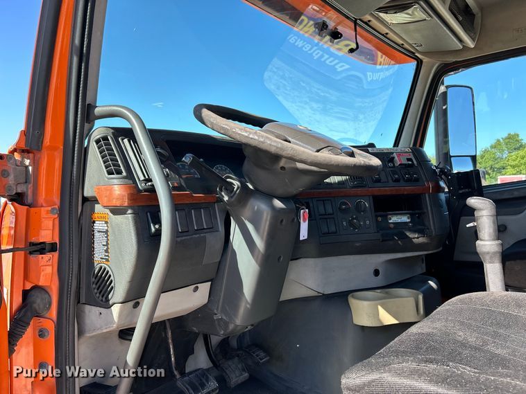 image for item EK4775 2009 Volvo VNM semi truck