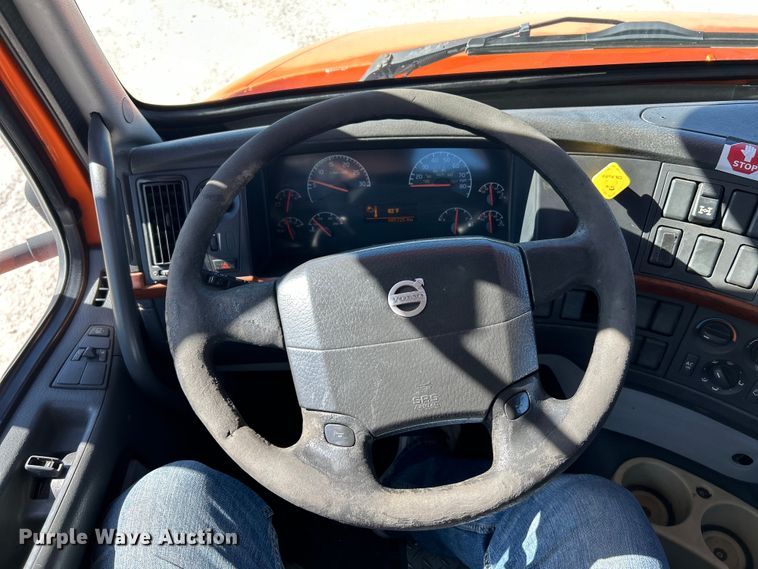 image for item EK4775 2009 Volvo VNM semi truck