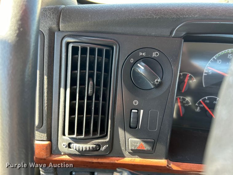 image for item EK4775 2009 Volvo VNM semi truck