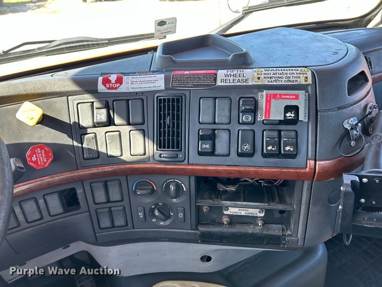 image for item EK4775 2009 Volvo VNM semi truck