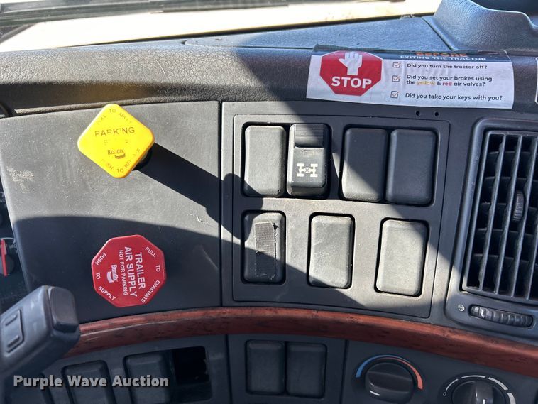 image for item EK4775 2009 Volvo VNM semi truck