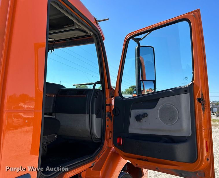 image for item EK4775 2009 Volvo VNM semi truck