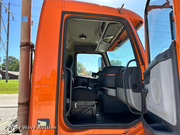 image for item EK4775 2009 Volvo VNM semi truck