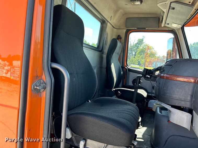 image for item EK4775 2009 Volvo VNM semi truck