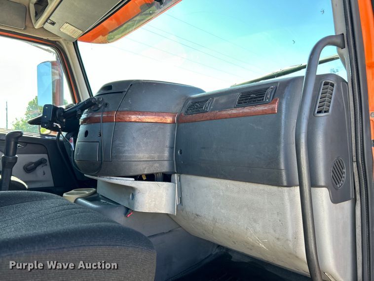 image for item EK4775 2009 Volvo VNM semi truck