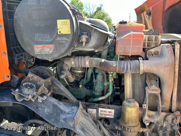 image for item EK4775 2009 Volvo VNM semi truck