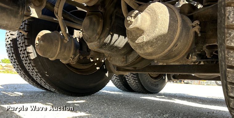 image for item EK4775 2009 Volvo VNM semi truck