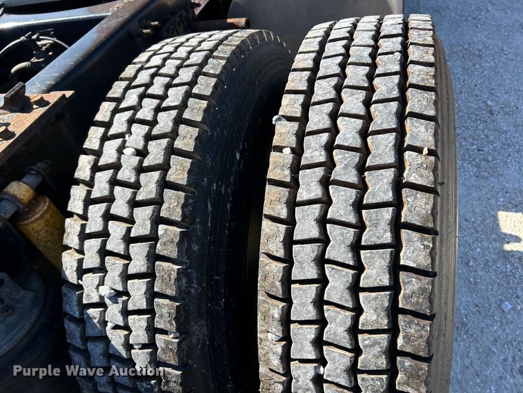 image for item EK4775 2009 Volvo VNM semi truck